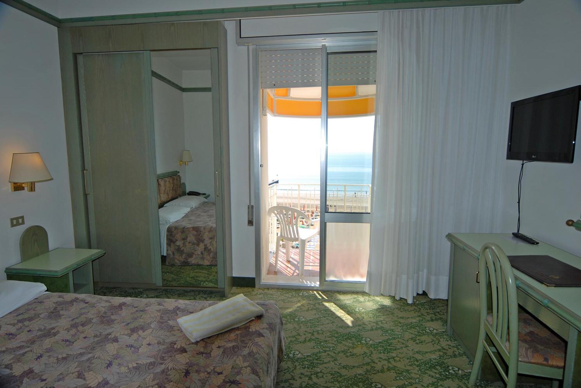 Hotel Montecarlo Лидо-ди-Езоло Экстерьер фото